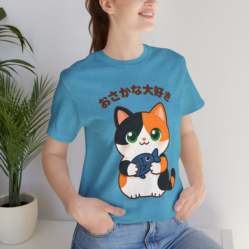 Cat Lover Tee – Cute Calico Cat Holding Fish with Japanese Text (おさかな大好き)