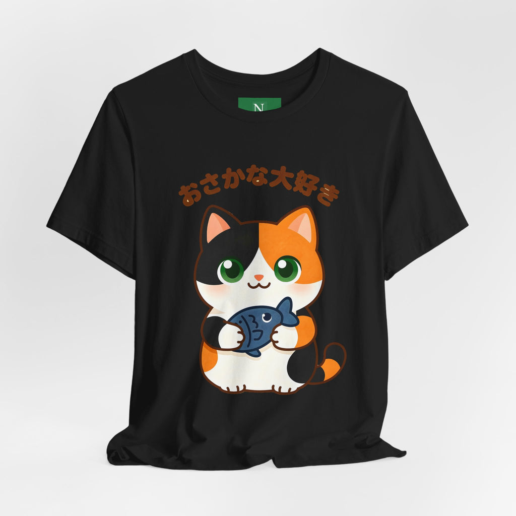 Cat Lover Tee – Cute Calico Cat Holding Fish with Japanese Text (おさかな大好き)