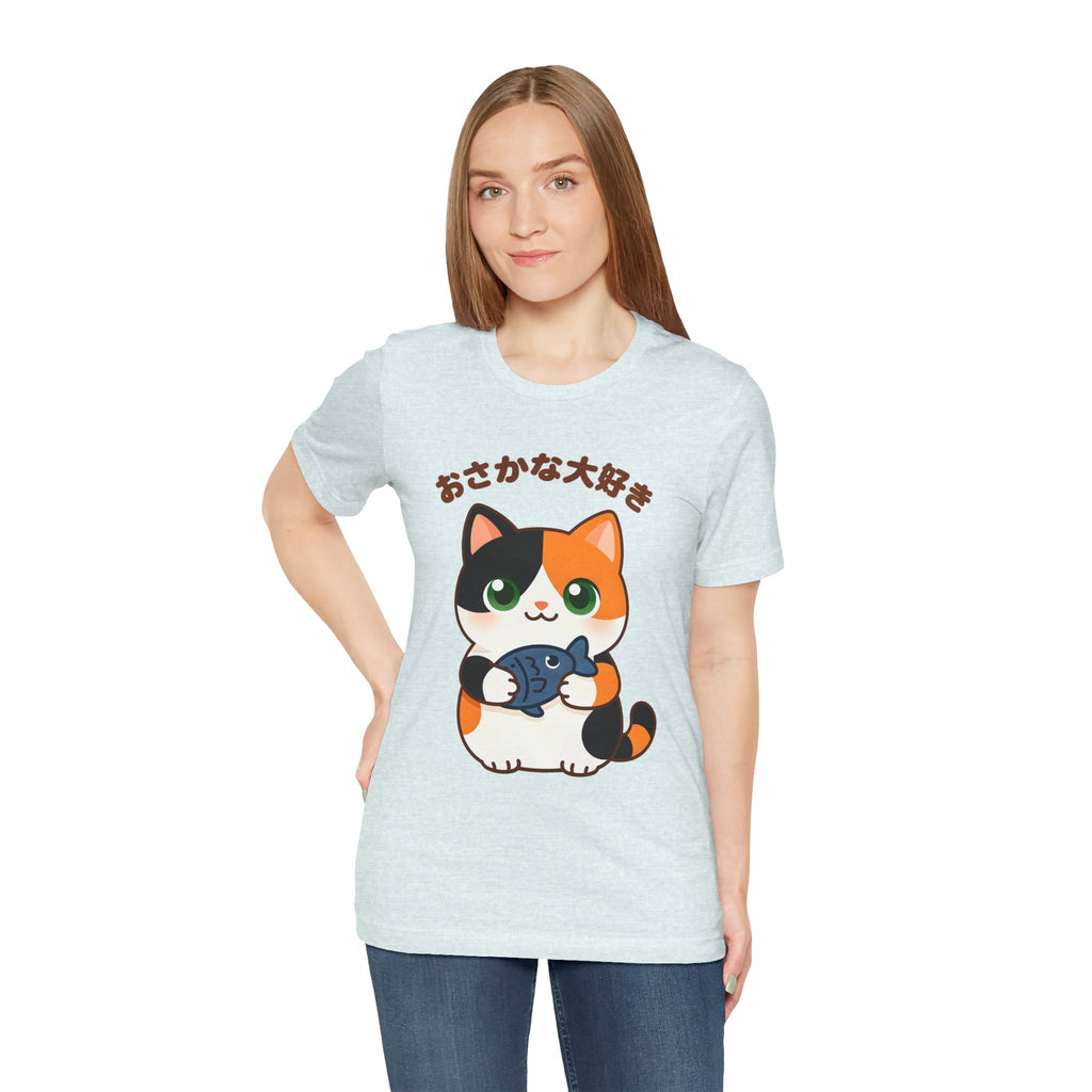 Cat Lover Tee – Cute Calico Cat Holding Fish with Japanese Text (おさかな大好き)
