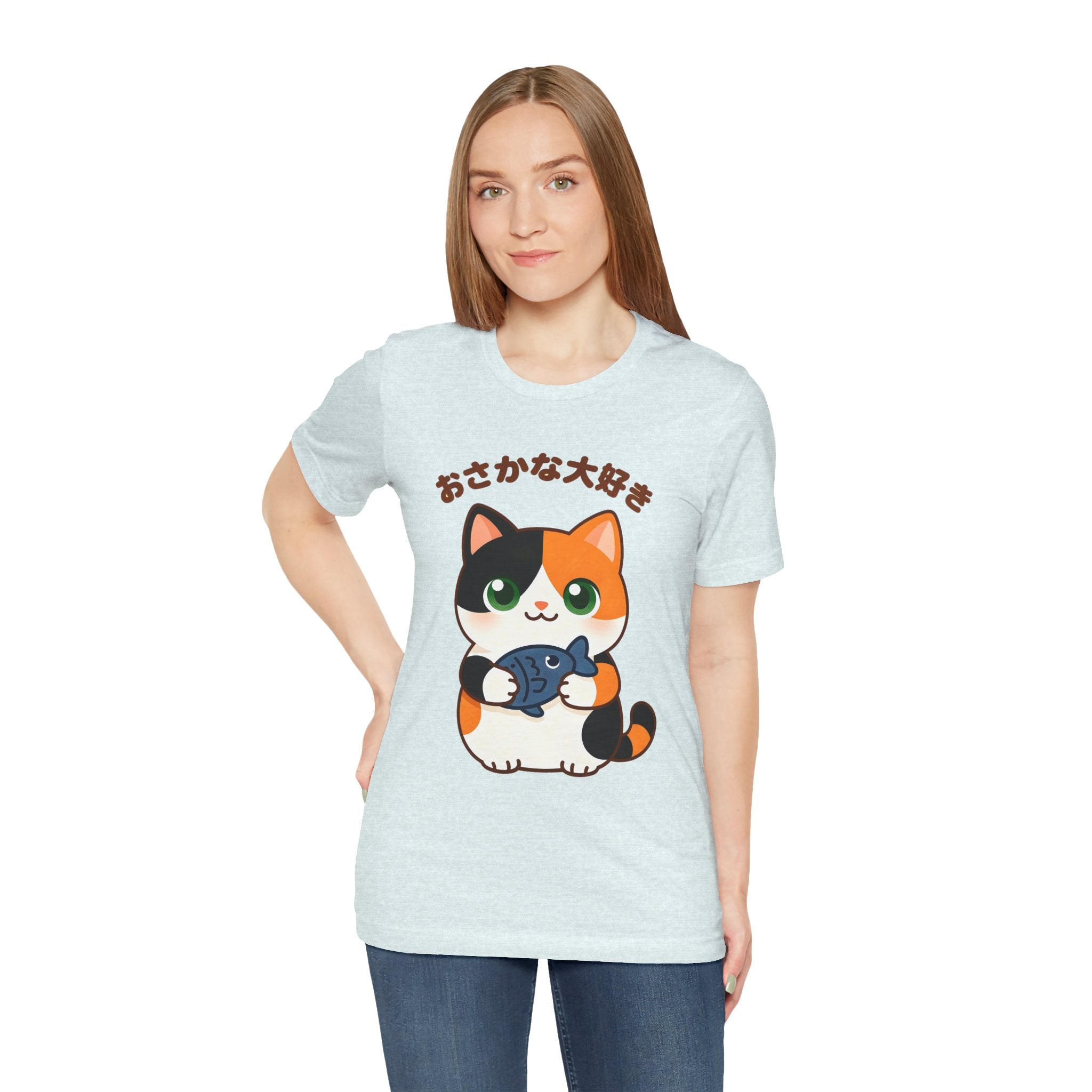 Cat Lover Tee – Cute Calico Cat Holding Fish with Japanese Text (おさかな大好き)