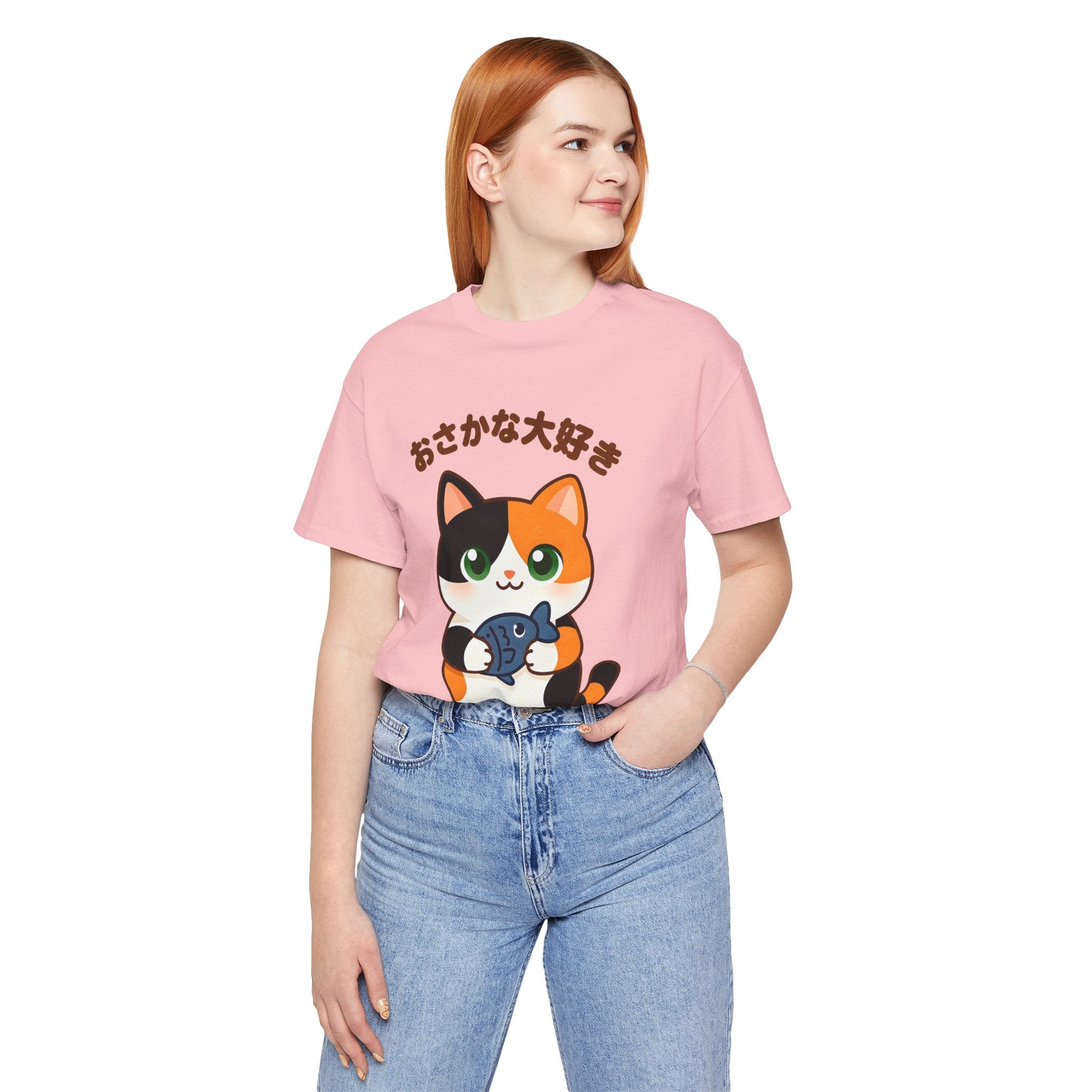 Cat Lover Tee – Cute Calico Cat Holding Fish with Japanese Text (おさかな大好き)