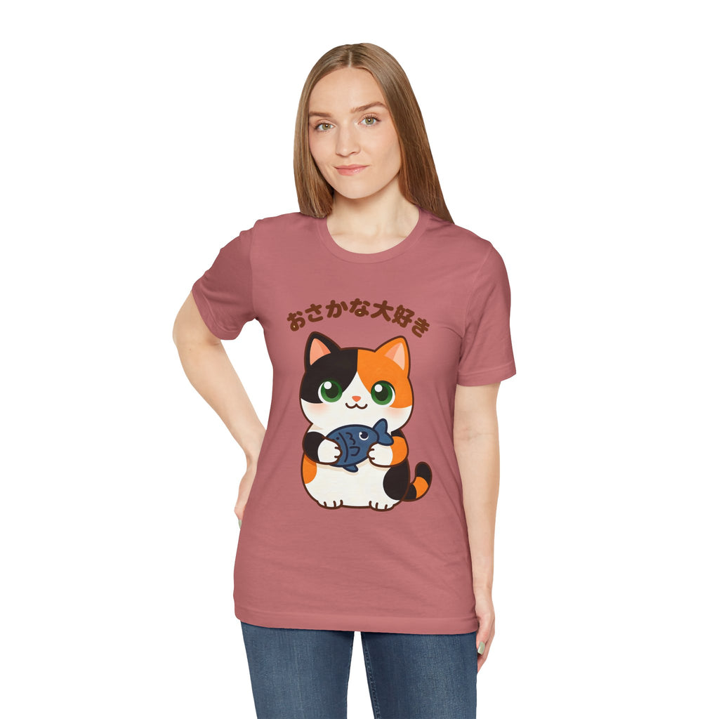 Cat Lover Tee – Cute Calico Cat Holding Fish with Japanese Text (おさかな大好き)