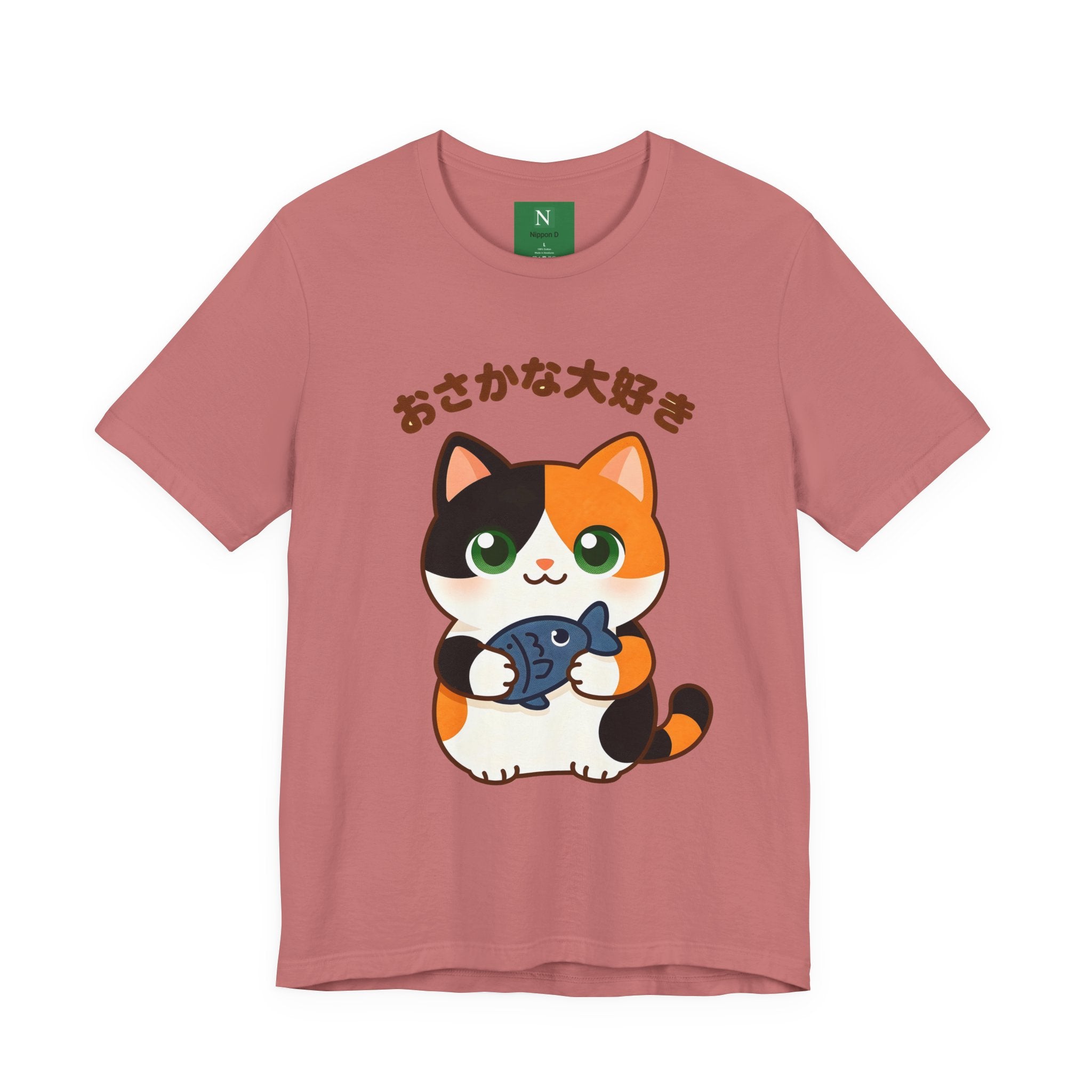 Cat Lover Tee – Cute Calico Cat Holding Fish with Japanese Text (おさかな大好き)