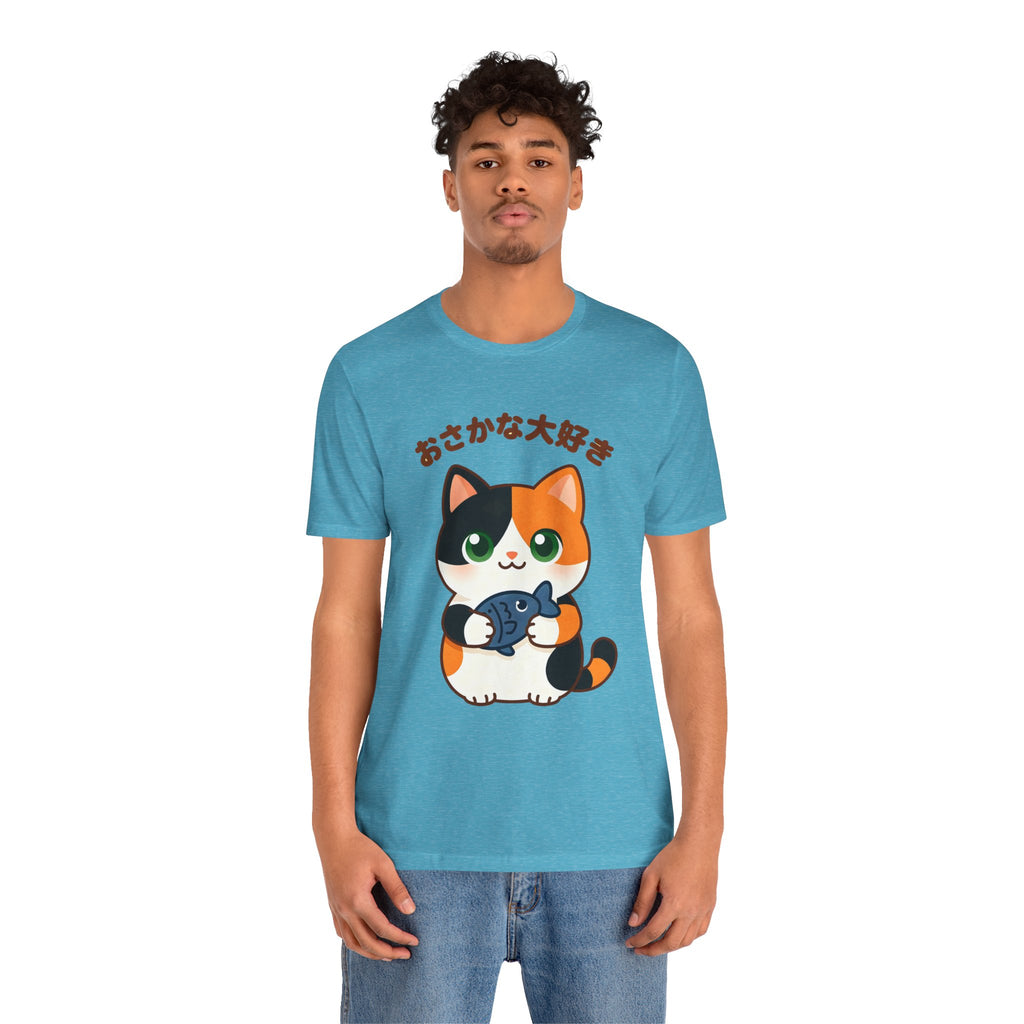 Cat Lover Tee – Cute Calico Cat Holding Fish with Japanese Text (おさかな大好き)