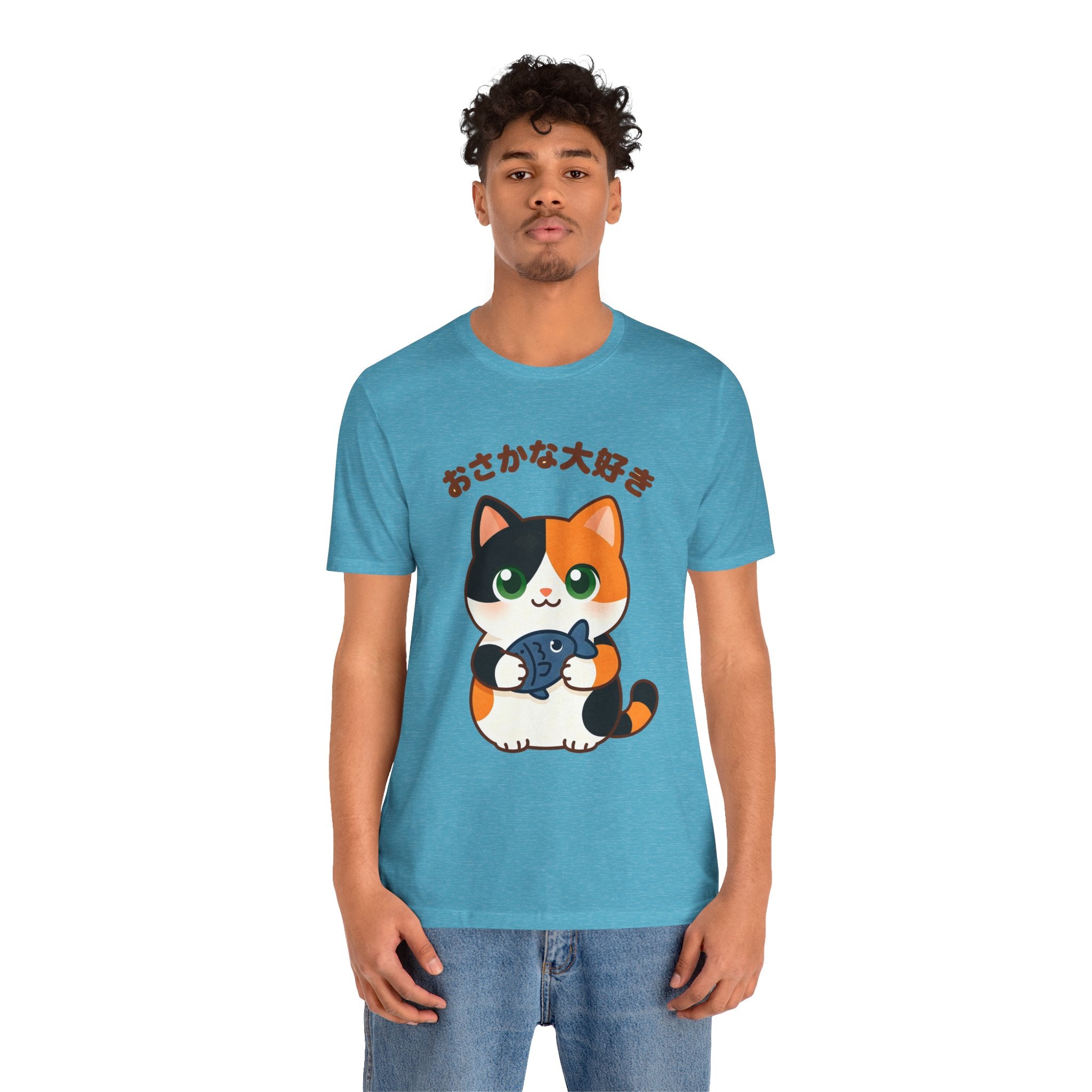 Cat Lover Tee – Cute Calico Cat Holding Fish with Japanese Text (おさかな大好き)