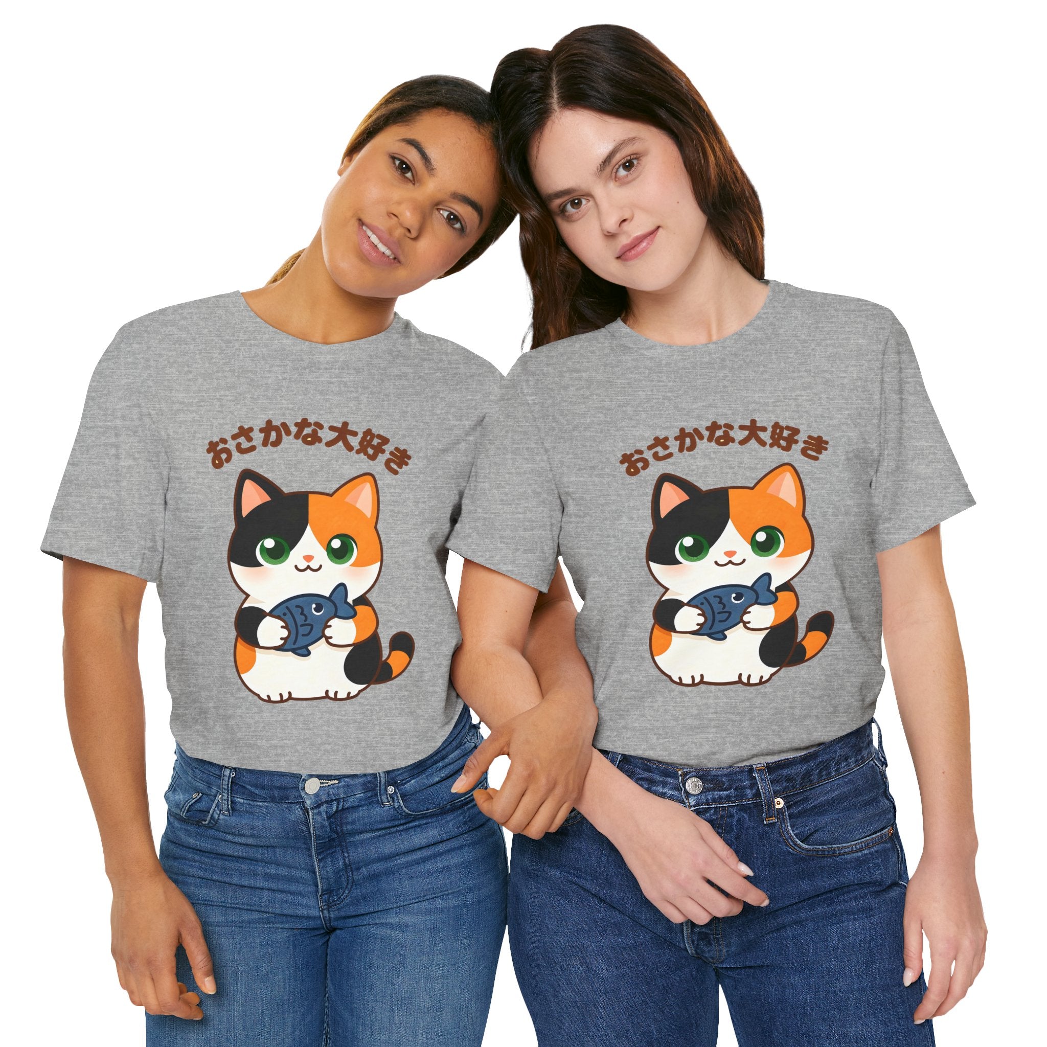 Cat Lover Tee – Cute Calico Cat Holding Fish with Japanese Text (おさかな大好き)