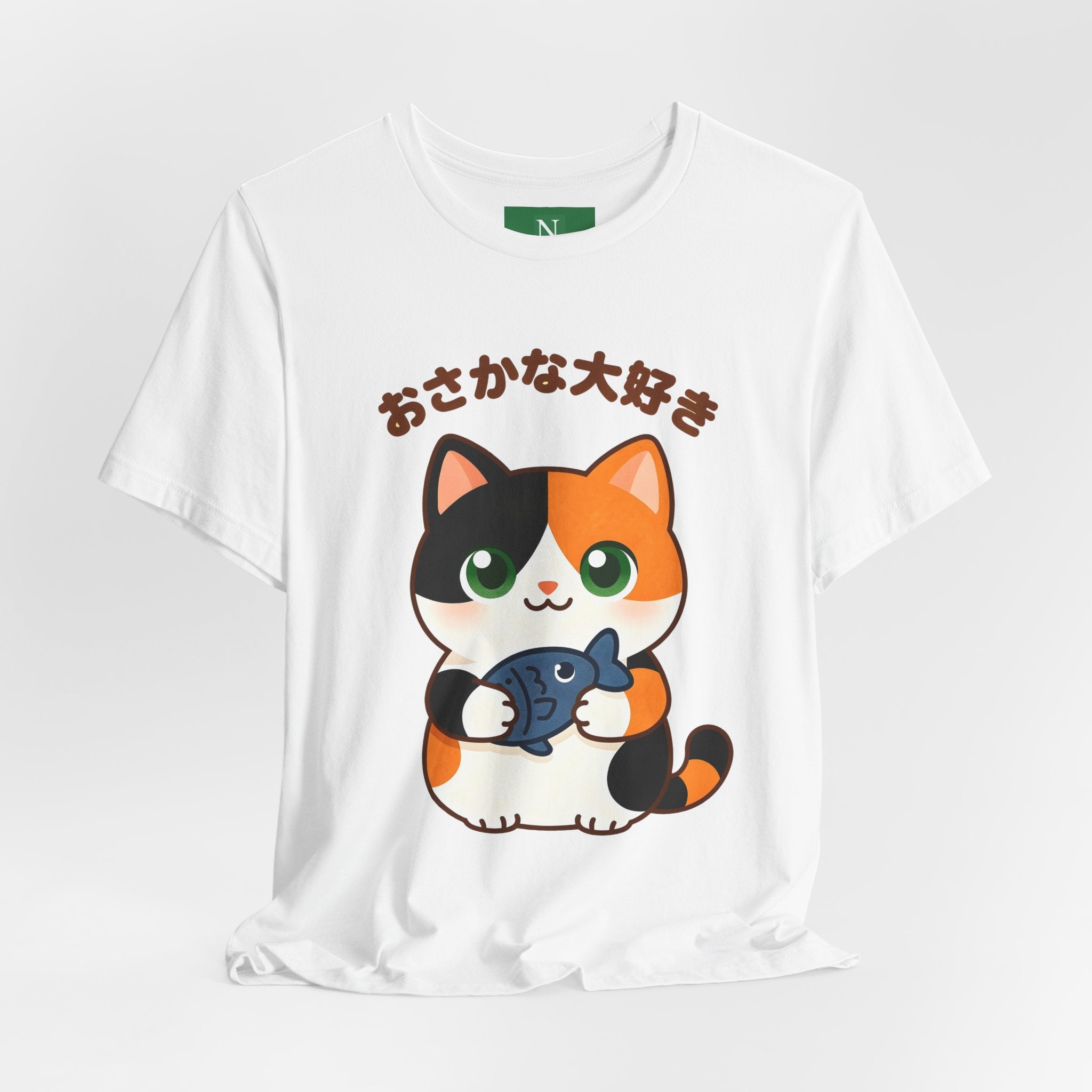 Cat Lover Tee – Cute Calico Cat Holding Fish with Japanese Text (おさかな大好き)