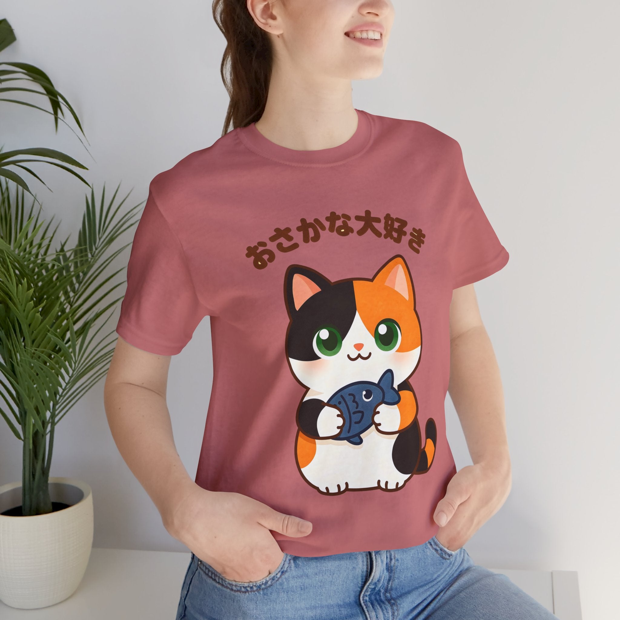 Cat Lover Tee – Cute Calico Cat Holding Fish with Japanese Text (おさかな大好き)