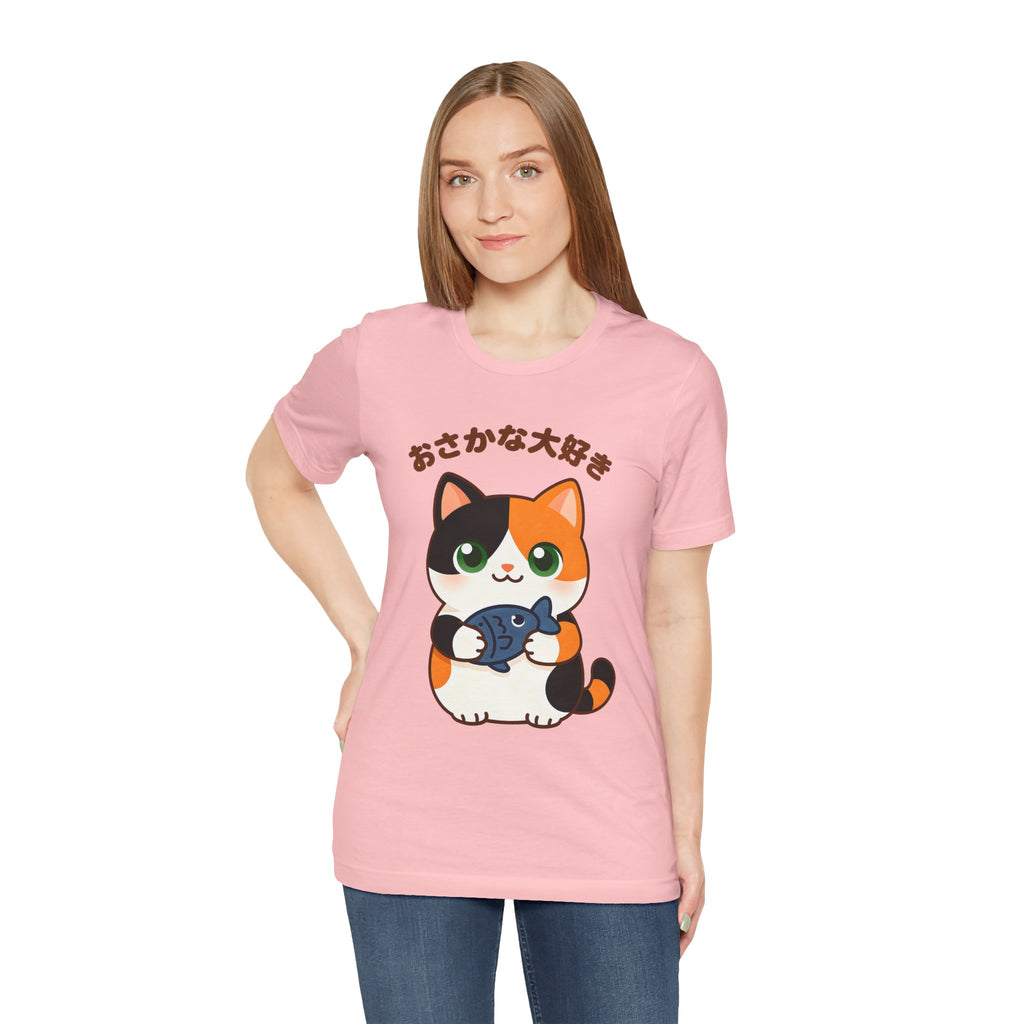 Cat Lover Tee – Cute Calico Cat Holding Fish with Japanese Text (おさかな大好き)