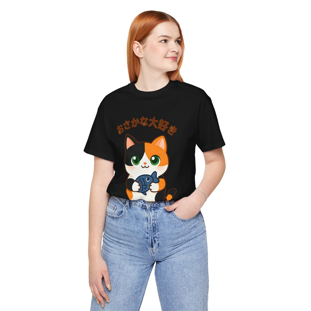 Cat Lover Tee – Cute Calico Cat Holding Fish with Japanese Text (おさかな大好き)