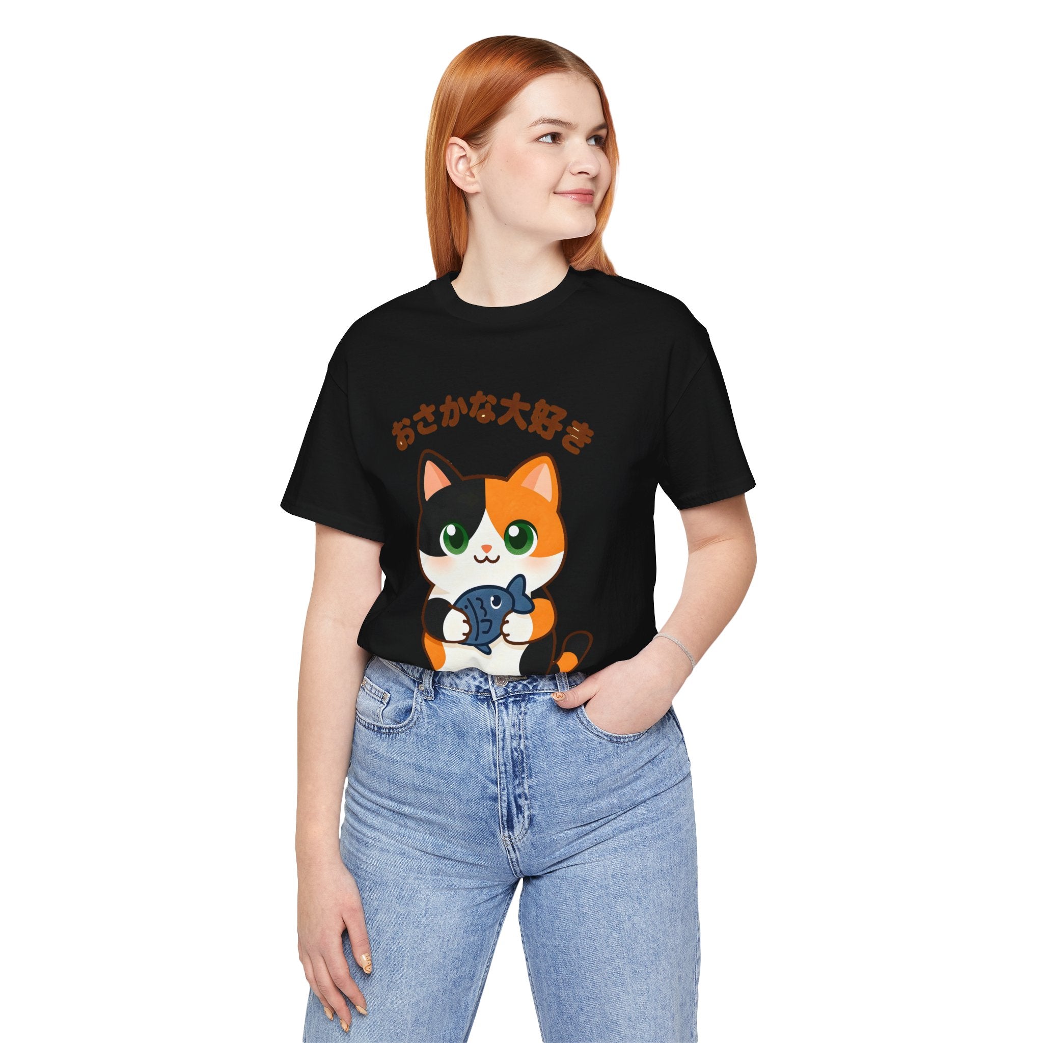 Cat Lover Tee – Cute Calico Cat Holding Fish with Japanese Text (おさかな大好き)